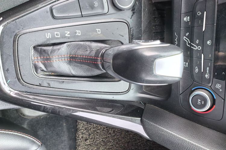 福特 福克斯 2017款 1.5T CTCC 白黑限量版局部细节18