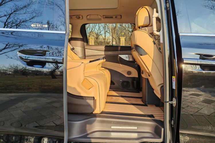 腾势D9 2024款 DM-i 980 四驱尊贵型中控内饰7001