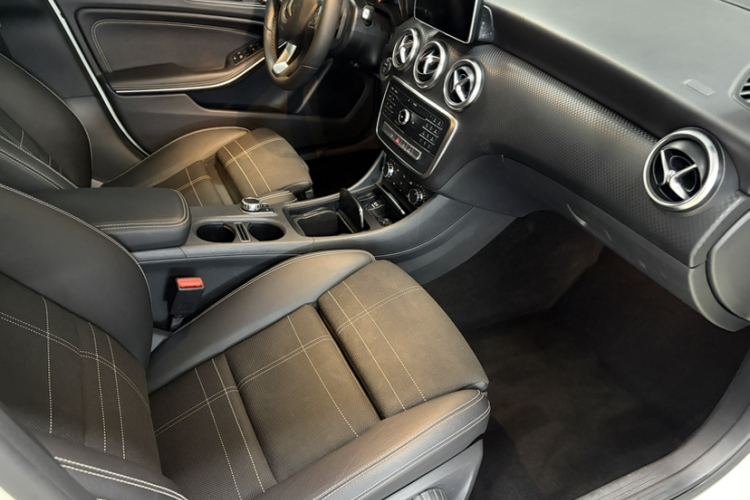 奔驰A级(进口) 2016款 A 200 时尚型中控内饰7012