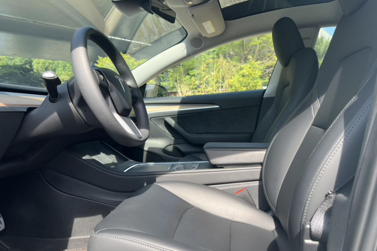 特斯拉 Model 3 2022款 后轮驱动版局部细节9008