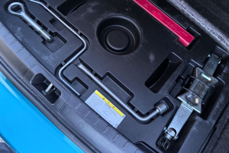 丰田 雷凌双擎E+ 2019款 1.8PH V E-CVT豪华版局部细节9005