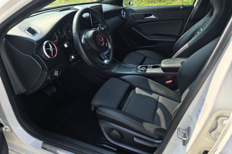 奔驰A级(进口) 2017款 改款 A 200 动感型中控内饰7004