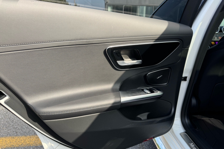 奔驰C级 2025款 C 260 L 运动版中控内饰7015