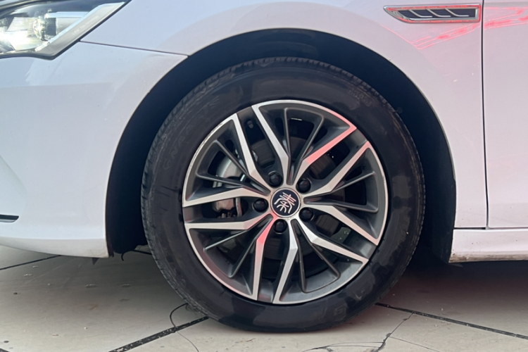 比亚迪 秦PLUS 2023款 冠军版 DM-i 55KM超越型车身外观6006