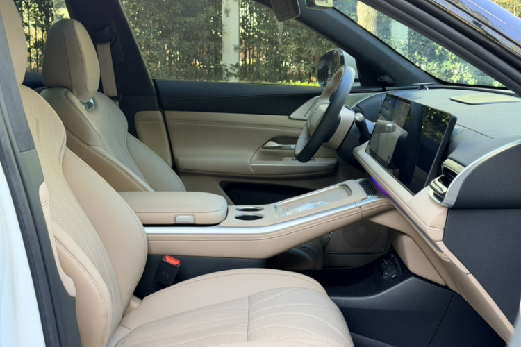 小鹏G9 2025款 625 长续航 Max中控内饰7003