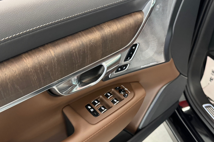 沃尔沃S90新能源 2025款 插电式混动 四驱长续航智雅豪华版中控内饰7009