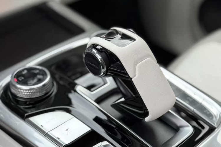 超境汽车 共创坦克300 2021款 2.0T 赛博坦克中控内饰7015