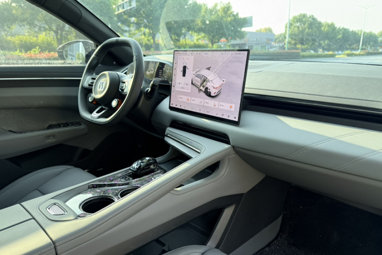 极氪001 2025款 WE版 100kWh 后驱中控内饰7015