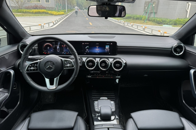 奔驰A级 2021款 A 200 L 运动轿车动感型中控内饰7003