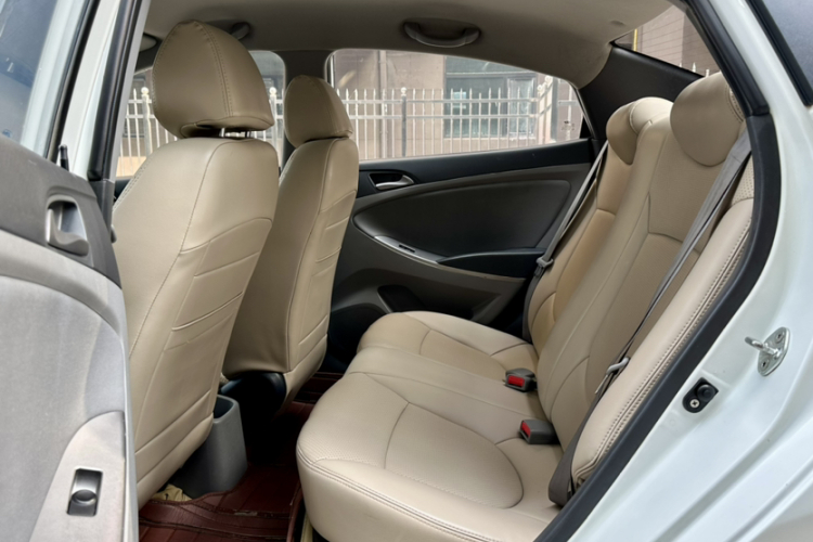 现代 瑞纳 2014款 1.4L 手动智能型GLS中控内饰7005