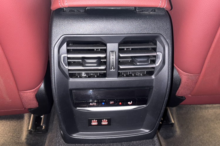 宝马3系 2024款 325i M运动套装中控内饰7006