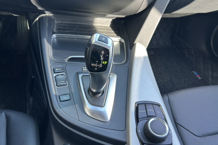 宝马3系 2016款 316i 时尚型局部细节14