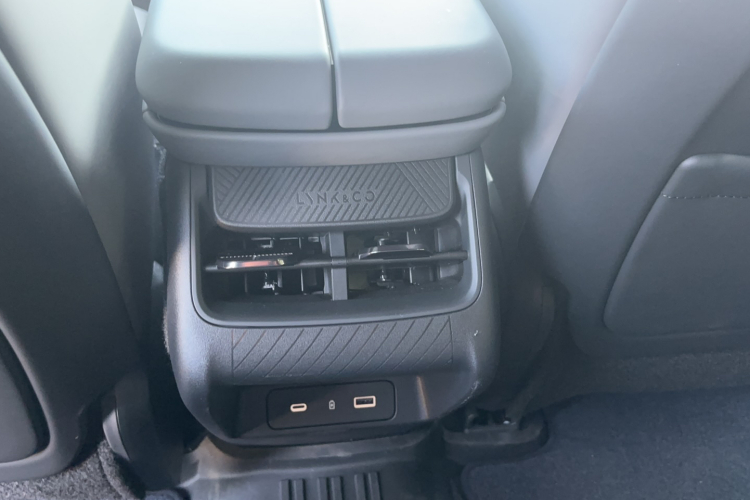 领克08 EM-P 2025款 220km 四驱性能Halo中控内饰7010