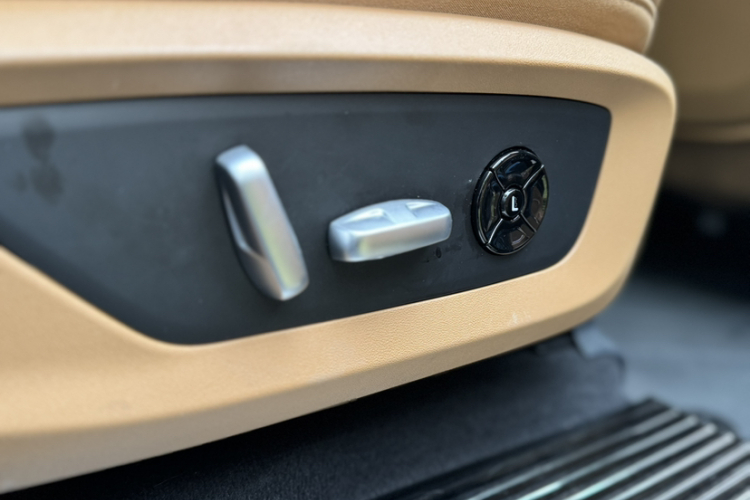 理想汽车 理想ONE 2021款 增程6座版中控内饰7010