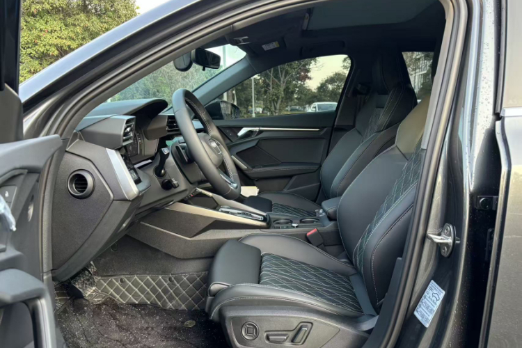 奥迪A3 2026款 A3L Limousine 35TFSI 飞驰尊享型中控内饰7003