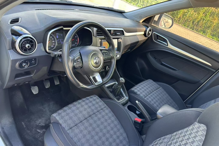 名爵ZS 2020款 全球百万畅销款 1.5L 手动65寸巨幕天窗版中控内饰7002