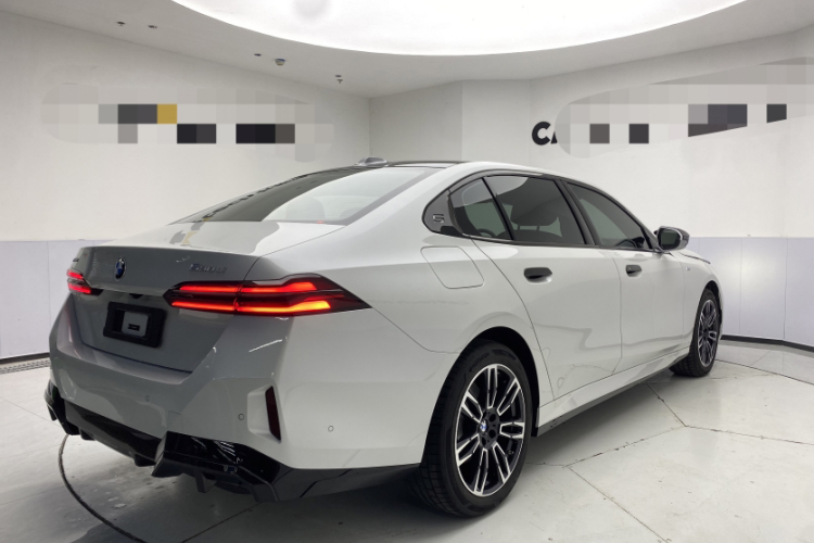 宝马5系 2025款 530Li 领先型 M运动套装车身外观6003