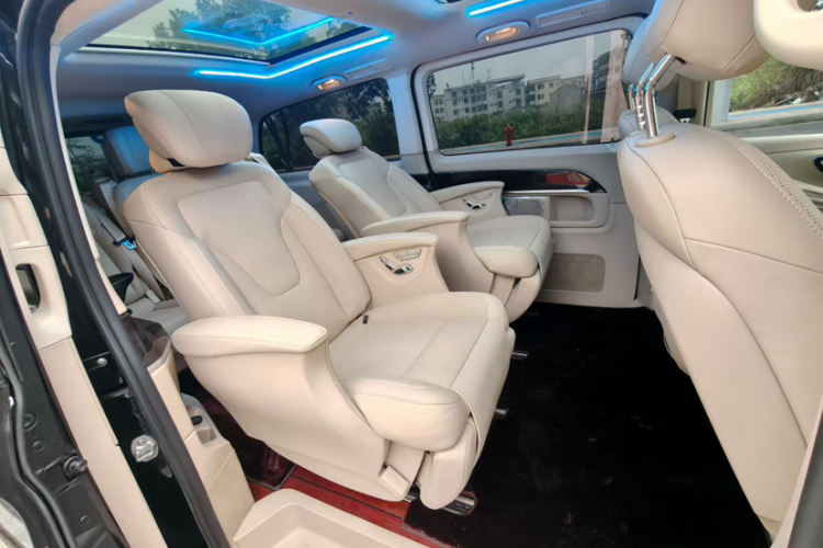 奔驰V级 2018款 V 260 L 尊贵加长版 国VI中控内饰7005