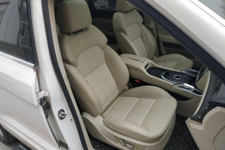 众泰T800 2018款 2.0T 自动尊贵智联型 7座中控内饰7005