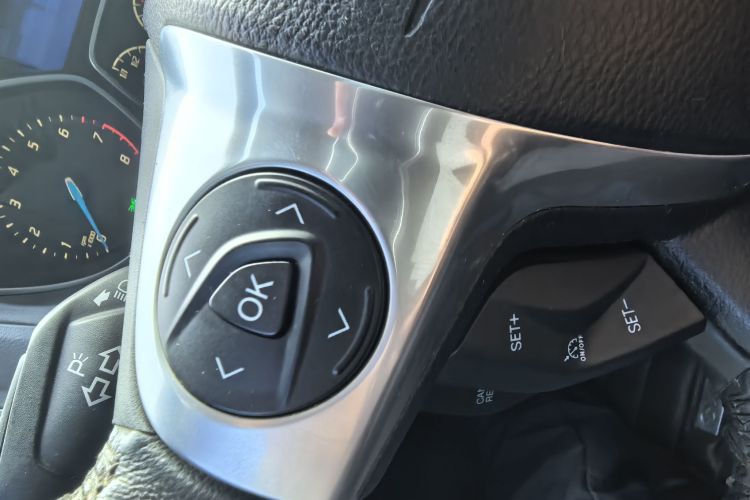 福特 福克斯 2012款 两厢 2.0L 自动豪华运动型局部细节9001