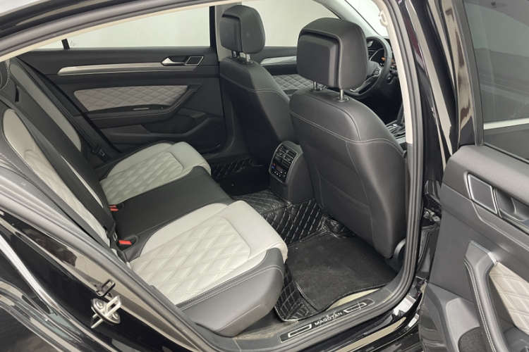 大众 迈腾 2023款 200万辆纪念版 330TSI DSG领先型中控内饰7006