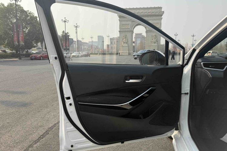 丰田 雷凌 2022款 双擎 1.8H E-CVT豪华版中控内饰7002