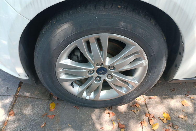 福特 福克斯 2012款 三厢 1.6L 自动舒适型车身外观6006