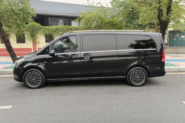 奔驰V级 2018款 V 260 L 尊贵加长版 国VI车身外观6012