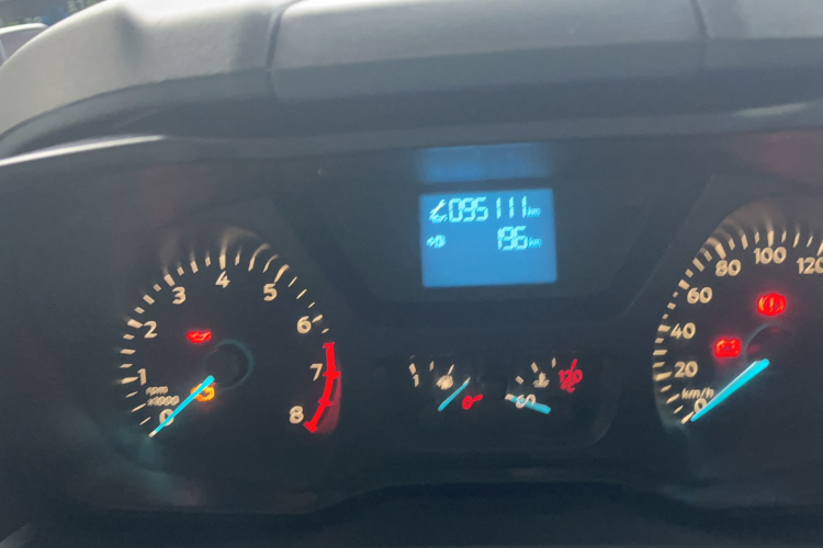 福特 全顺 2017款 2.0T汽油多功能商用车中轴中顶国V中控内饰15