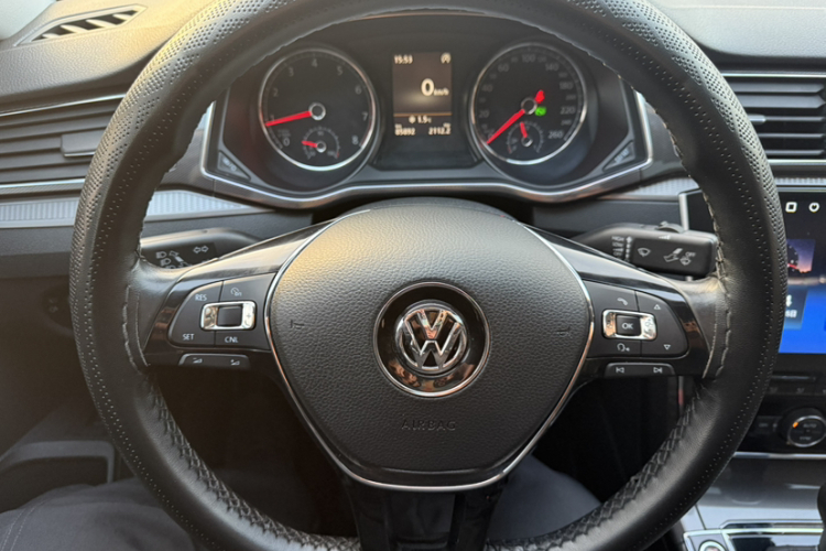 大众 帕萨特 2017款 330TSI DSG御尊版中控内饰7010