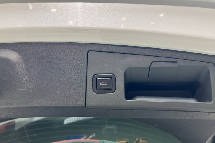 凯迪拉克XT4 2020款 改款 28T 两驱领先型中控内饰7008