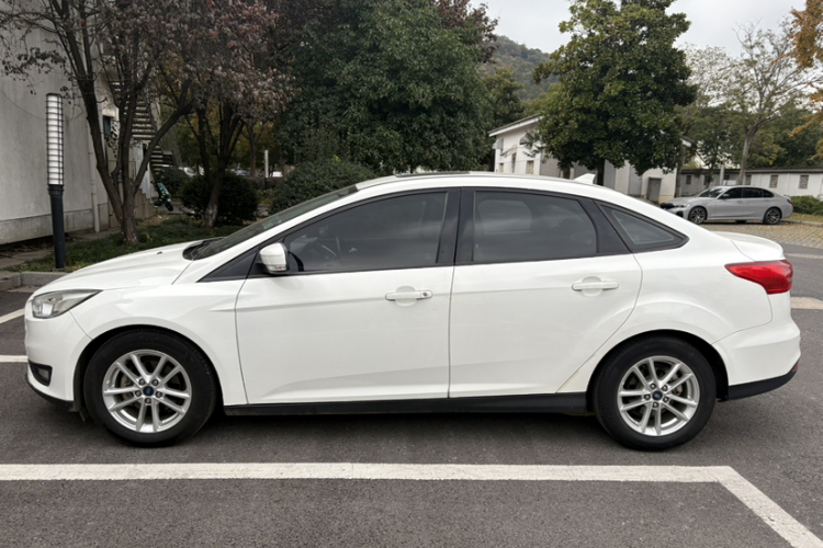 福特 福克斯 2018款 三厢经典 EcoBoost 125 自动超能风尚型智行版车身外观6004