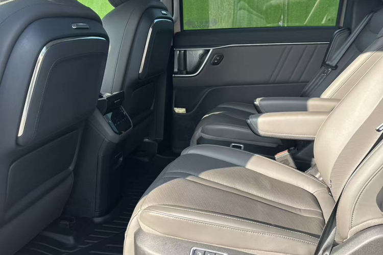 上汽大通MAXUS 大通G70 2024款 2.0T 自动旗舰版 7座中控内饰7001