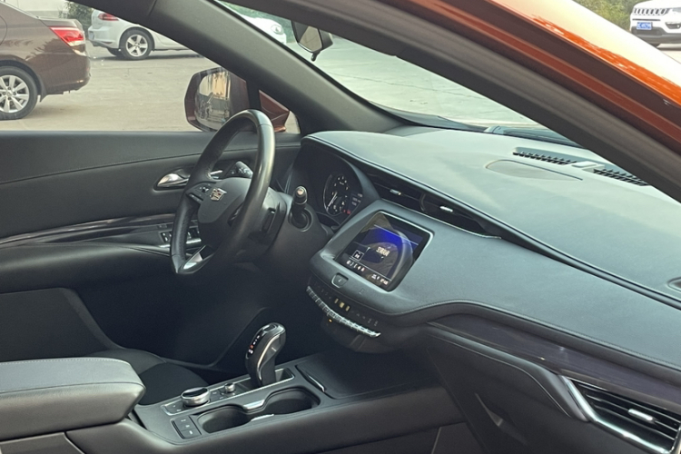 凯迪拉克XT4 2018款 28T 两驱技术型中控内饰7009