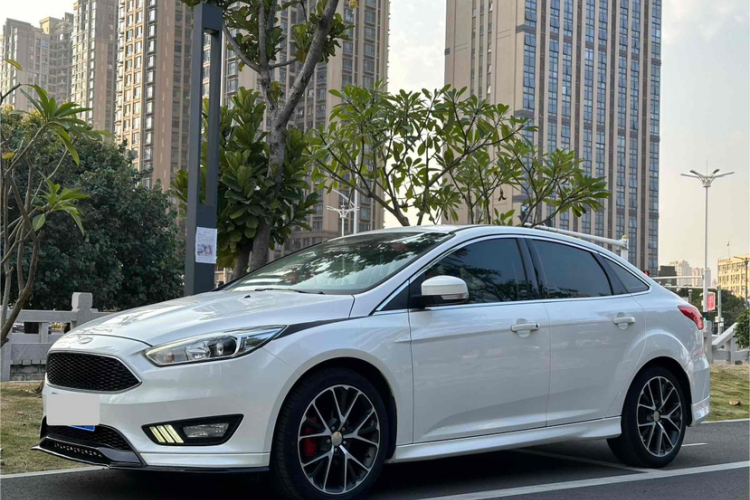 福特 福克斯 2018款 三厢经典 EcoBoost 180 自动精英型车身外观6002