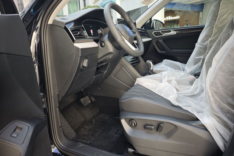 大众 途观L 2025款 出众款 300TSI 自动两驱龙腾版中控内饰7002