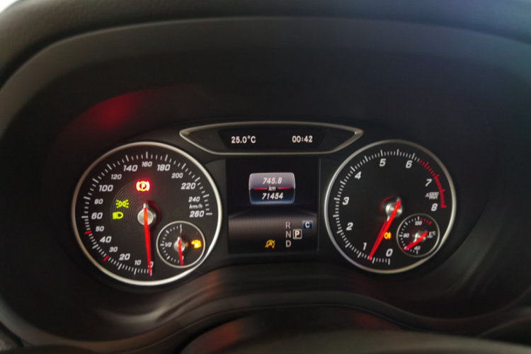 奔驰B级 2017款 B 200 动感型中控内饰15