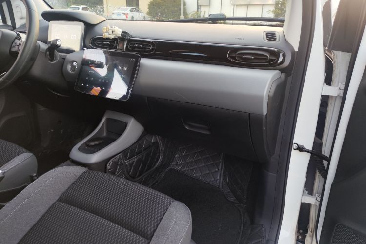 零跑汽车 零跑T03 2021款 400舒适版中控内饰7011