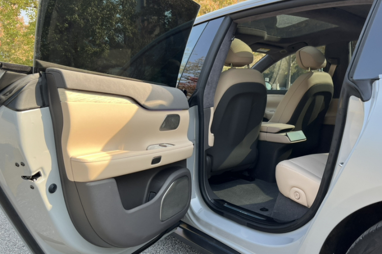 蔚来ET7 2022款 75kWh中控内饰7004