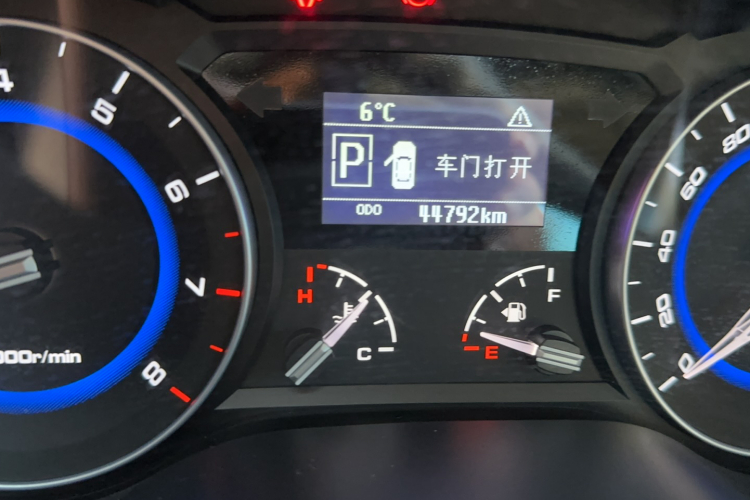 长安 悦翔V7 2016款 1.6L 自动乐享型 国V中控内饰15