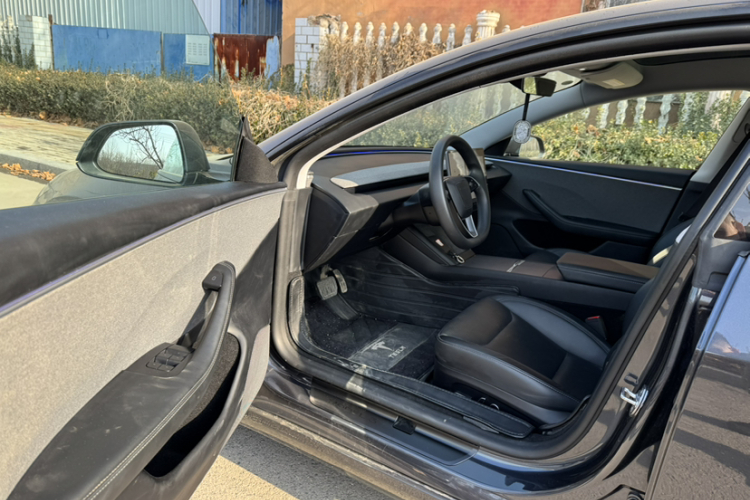 特斯拉 Model 3 2023款 后轮驱动版中控内饰7001