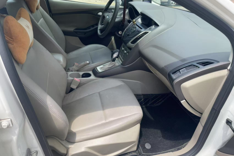 福特 福克斯 2012款 三厢 1.6L 自动舒适型中控内饰7003