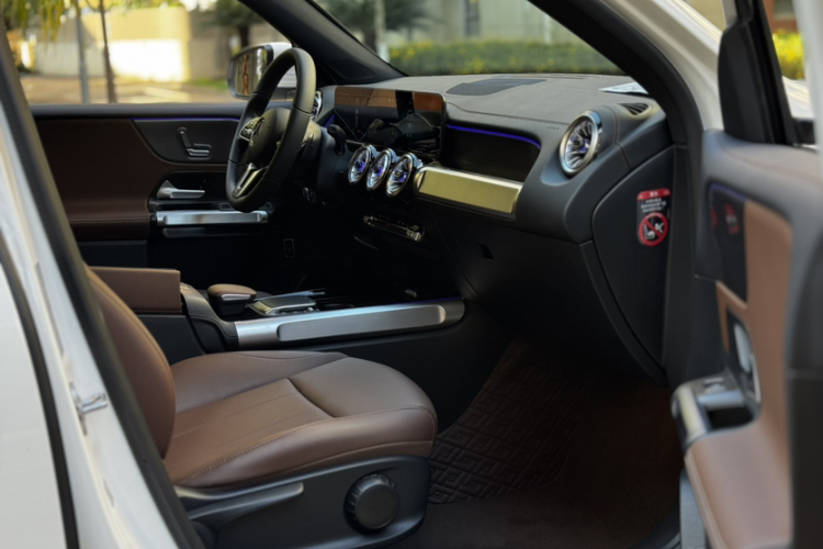 奔驰GLB 2023款 GLB 220 动感型中控内饰7002