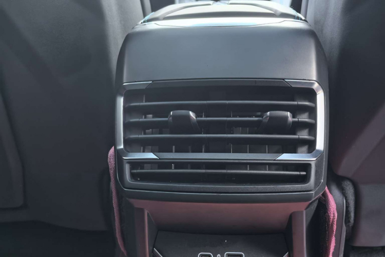 领克05 2022款 2.0TD 两驱耀Halo中控内饰7004