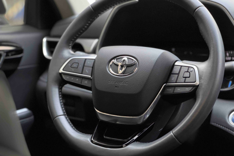 丰田 汉兰达 2022款 双擎 2.5L 两驱尊贵版 7座中控内饰7004