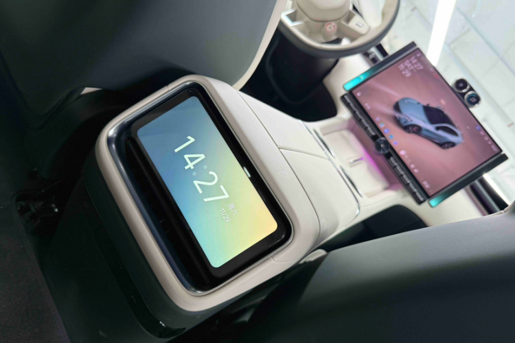 小米汽车 小米YU7 2025款 超长续航高性能四驱Max版中控内饰7004