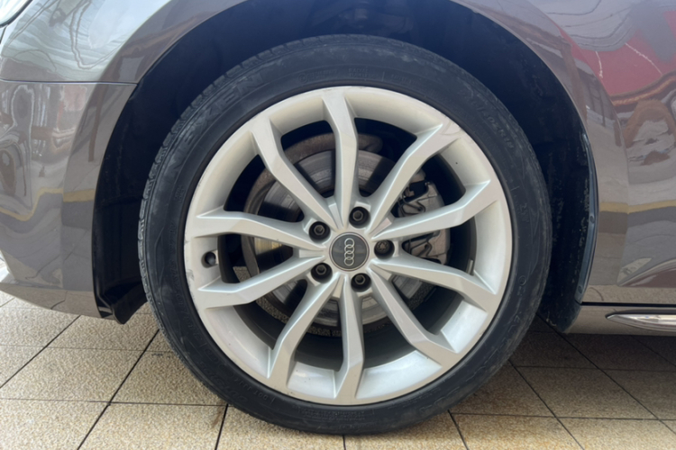 奥迪A4L 2018款 30周年年型 40 TFSI 时尚型局部细节9001