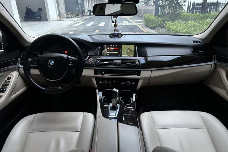 宝马5系 2014款 525Li 豪华设计套装中控内饰7003
