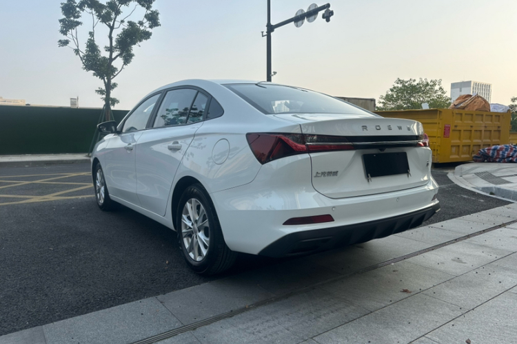 荣威i5 2023款 1.5L 手动舒享版车身外观6004