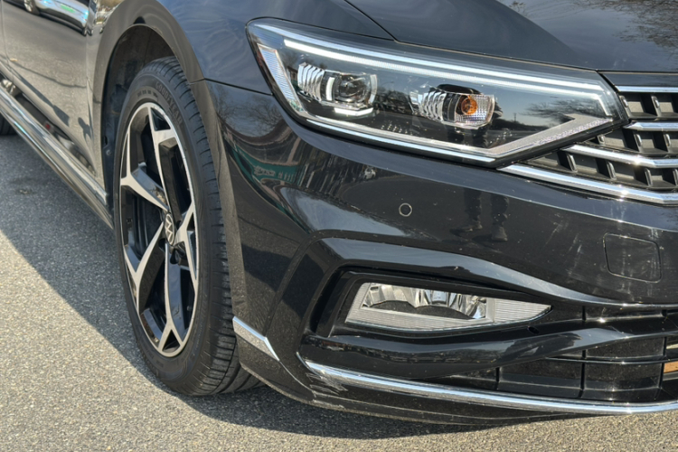 大众 迈腾 2023款 200万辆纪念版 330TSI DSG领先型车身外观6008